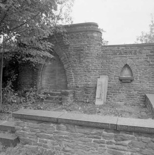 Wandgrabmal : Wandgrabmal. Haustein, Mosaiken (wohl um 1910/1920). Chemnitz-Reichenbrand, Friedhof der Johanneskirchgemeinde