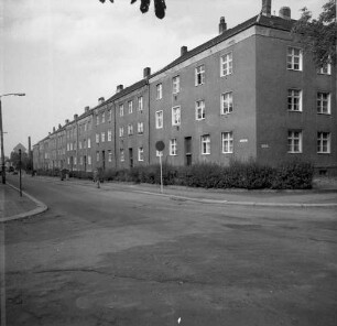 Chemnitz-Gablenz, Charlottenstraße 73/65/Ecke Pfarrstraße. Wohnhäuser (um 1900). Straßenansicht mit Einfriedung