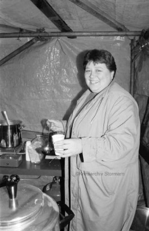Weihnachtsbaumverkauf Harald Käselau: Jutta Käselau verkauft Punsch
