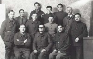 Gruppe französischer Kriegsgefangener, die in der Fa. Bauch ("Gelbgießerei Bauch & Gleisberg" oder "Teppich- und Deckenfabrik Traugott Bauch") dienstverpflichtet waren