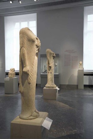 Blick in Raum 2 der Dauerausstellung der Antikensammlung im Alten Museum (Hauptgeschoss): Orte der Götter - Heiligtümer im archaischen Griechenland