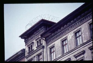 Stacheldraht auf Haus 6.5.62.