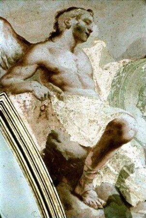 Pendentif über der Prudentia-Statue: Genius mit einem Bildnismedaillon, das von der Sonne beschienen wird