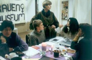 Bonn. Frauenmuseum. Künstlerinnen besprechen die Ausstellung ihrer Werke, die im Frauenmuseum stattfinden soll