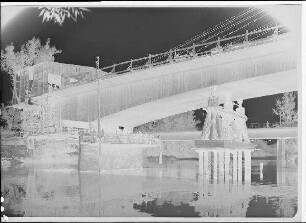 Staustufe Schweinfurt. Straßenbrücke. Wie Bild 253 von oberstrom aufgenommen. Schweinfurter Pegel = 95 cm.