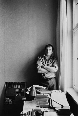 Der Schriftsteller Wolfgang Kohlhaase in seiner Wohnung in Berlin-Mitte, neben dem Schreibtisch stehend