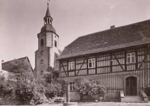 Leipnitz, Kr. Grimma, Dorfkirche, Ansicht aus dem Pfarrhof mit Pumpbrunnen von Westen