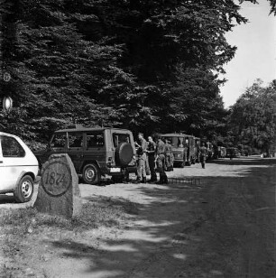 Polizei: Mord an Schülerin Marie Isabel Wellershaus am 19. Juni 1981: Krähenwald: Suchaktion der Bereitschaftspolizei Eutin nach Spuren: hinten Reihe von Mannschaftswagen am Wegrand: dazwischen Polizisten: vorn links hinter Stein mit Jahreszahl parkender Pkw: dahinter Bäume