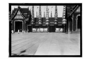 Bangkok Königspalast : Bangkok. Königspalast. Innenhof eines Tempels mit einer Folge von 6 Gemälden, 1910/1911