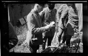 Namur (Belgien): Offiziere mit Schirmmütze mit Brieftaube und Brieftaubenkäfig (Nahaufnahme)