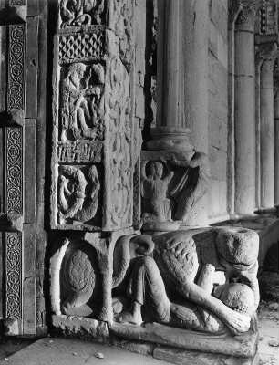 Trani. Kathedrale San Nicola Pellegrino. Westportal (1101/1200). Rechter Portallöwe