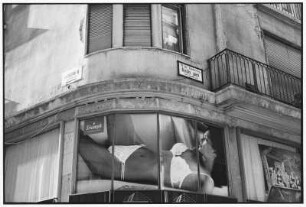 Budapest. Werbung an einer Hausfassade