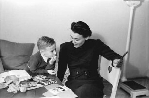 Bukarest: Wohnung Schmidt, Schmidt (Junior) mit Frau Schmidt zusammen