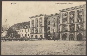 Ansichtskarte "Garde Pionier-Kaserne", Aufstellung im Kasernenhof