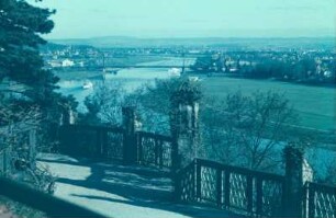 Schloss Eckberg, Park : Schlossterrasse. Blick zur Elbe mit "Blauem Wunder", Schloss Eckberg, Park