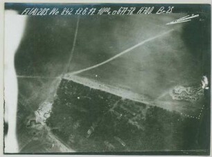 Foto der Fliegerübung "Windmühlenlager Ost" mit Schützenlinie und Tuchmarkierung (Luftbild)