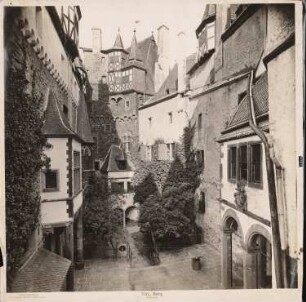 Burg Eltz: Hofansicht