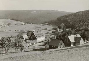 Altenberg-Rehefeld-Zaunhaus. Ortsteilansicht. Blick vom Donnerberghang auf die Grenzbaude in das obere Weißeritztal bis zum Nicklasberger Hang
