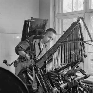 Schriftsetzer bei der Arbeit an der Setzmaschine, Druckerei Offizin Haag Drugulin