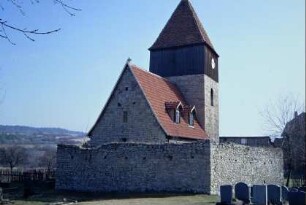 Dorfkirche St. Crucis von West mit Wehrmauer