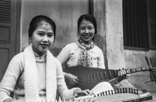 Zwei Frauen beim Musizieren (Deutsche Ostasien-Expedition 1937/1939)