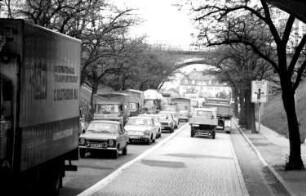 Freiburg: Verkehr unter den Brücken der Basler Straße