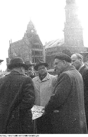 Dresden, Altmarkt. Dr. Lothar Bolz (Jurist, 1949-1953 Minister für Aufbau) informiert sich über den Wiederaufbau der Stadt. Im Hintergrund die Kreuzkirche und das ehemalige Warenhaus Wetzler, 1950