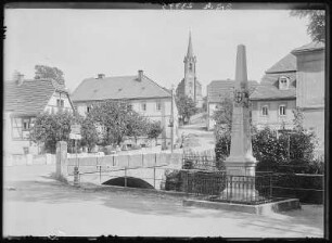 Bas Gottleuba-Berggießhübel, Ortsmitte mit Postmeilensäule und Kirche : Bas Gottleuba-Berggießhübel. Ortsmitte mit Postmeilensäule und Kirche