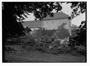 Meißen-Siebeneichen. Schloss Siebeneichen. Südfront vom Rhododendronhang