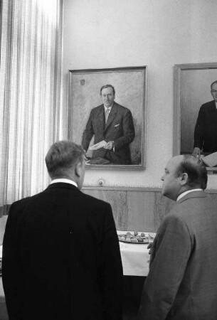 Ölporträt des scheidenden Oberbürgermeisters Günther Klotz im Großen Sitzungssaal des Karlsruher Rathauses