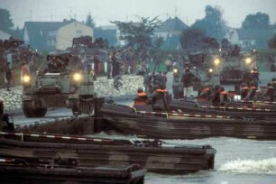Soldaten beim Überqueren der Isar während des NATO-Manövers Flinker Igel in Deggendorf