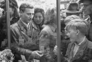 Berlin. Menschen vor dem Schaufenster eines Geschäftes