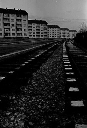 Fertigstellung der Straßenbahnschienen entlang der Wohnblocks im Mühlburger Feld zwischen dem Kühlen Krug und dem Entenfang.
