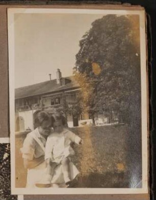 Christiane Zimmers Sohn Andreas mit dem Kindermädchen vor einem Haus
