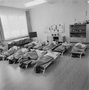 Dresden-Johannstadt, Elisenstraße. Kindergarten. Kinder beim Schlafen im Gruppenraum