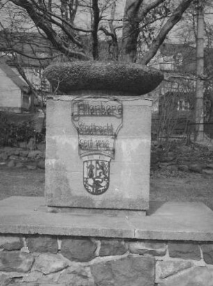 Gedenkstein zur Übergabe des Stadtrechts 1446 : Gedenkstein zur Übergabe des Stadtrechts 1446 (mit Stadtwappen und krönender Pflanzschale). Altenberg, Dresdner Straße 18