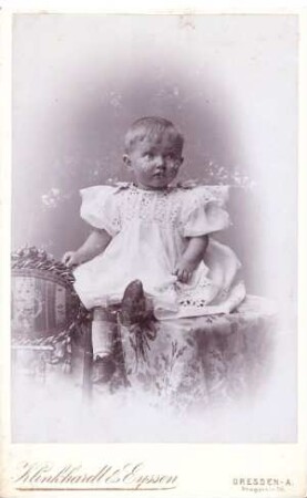 Foto Kleinkind im weißen Kleid