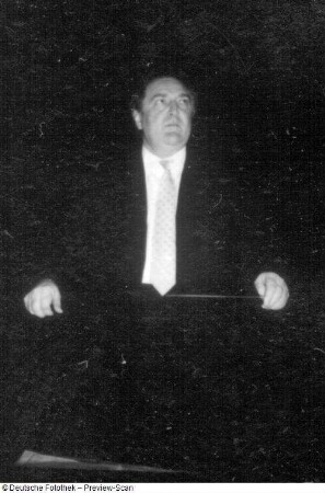 Gewandhauskapellmeister Franz Konwitschny bei der Probe mit dem Gewandhausorchester. Leipzig, Kongreßhalle, 03.05.1956