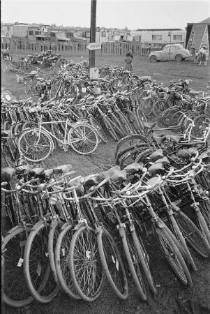 Fahrräder auf dem Platz vor dem Zirkuszelt