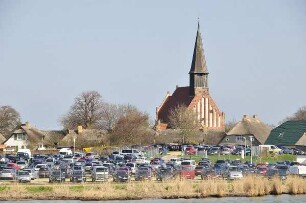 Schaprode - Kirchturm und Parkplatz : Blick auf das Dorf Schaprode auf der Insel Rügen vom Bodden aus, aufgenommen am 19. April 2011