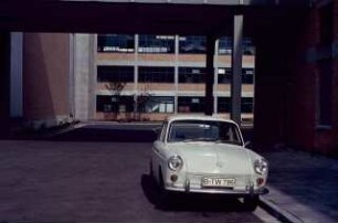 Gemeinschaftskraftwerk Veltheim: Teilansicht mit Auto [des Architekten?]
