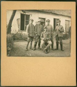 Gruppenbild: Otto Dix als Soldat mit vier Kameraden. (1916). 8,3 x 11,3 cm. Verso fragmentarischer Autograph. Montiert auf Cartonblatt 15,0 x 13,2 cm, dieses verso bezeichnet "Dix 16" : Gruppenbild: Otto Dix als Soldat mit vier Kameraden. (1916). 8,3 x 11,3 cm. Verso fragmentarischer Autograph. Montiert auf Cartonblatt 15,0 x 13,2 cm, dieses verso bezeichnet "Dix 16". Reproduktion aus Teilnachlass Marga Kummer (1892-), SLUB Mscr.Dresd.App.2581