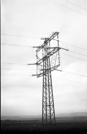 Deutschland. Erste 220/380 kV-Freileitung der Firma Elektroarmaturenwerk JWH Radebeul. 220-kV-Verdrillungsmast