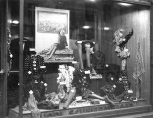 Roßwein, Döbelner Straße 4. Schaufensterdekoration mit Damenmodenartikeln