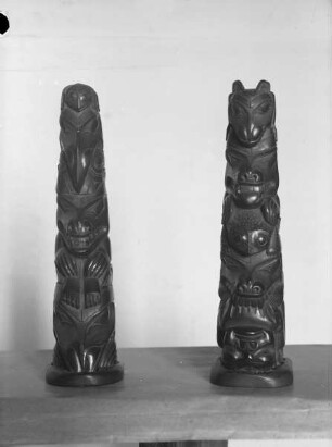 Zwei Totempfähle der Haida-Indianer