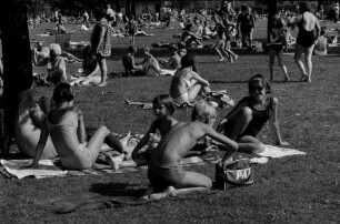 Badebetrieb in den Karlsruher Freibädern während der Hitzeperiode des Sommers 1969.