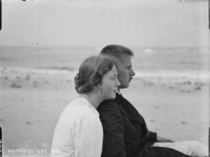 Wenningstedt auf Sylt, Albert Wiese mit (Anna Marie) Erna Gretschel, seiner späteren Ehefrau, am Strand
