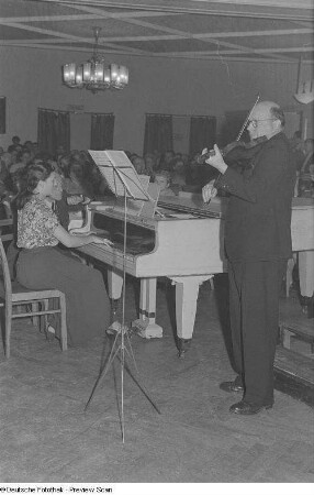 Eine Pianistin und ein Violinist bei einer Darbietung