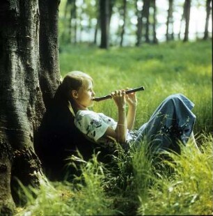 Mädchen mit Flöte im Wald (Color)