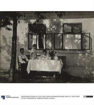Familie am Tisch (Frida, Hilde und Manfred Ehrhardt)